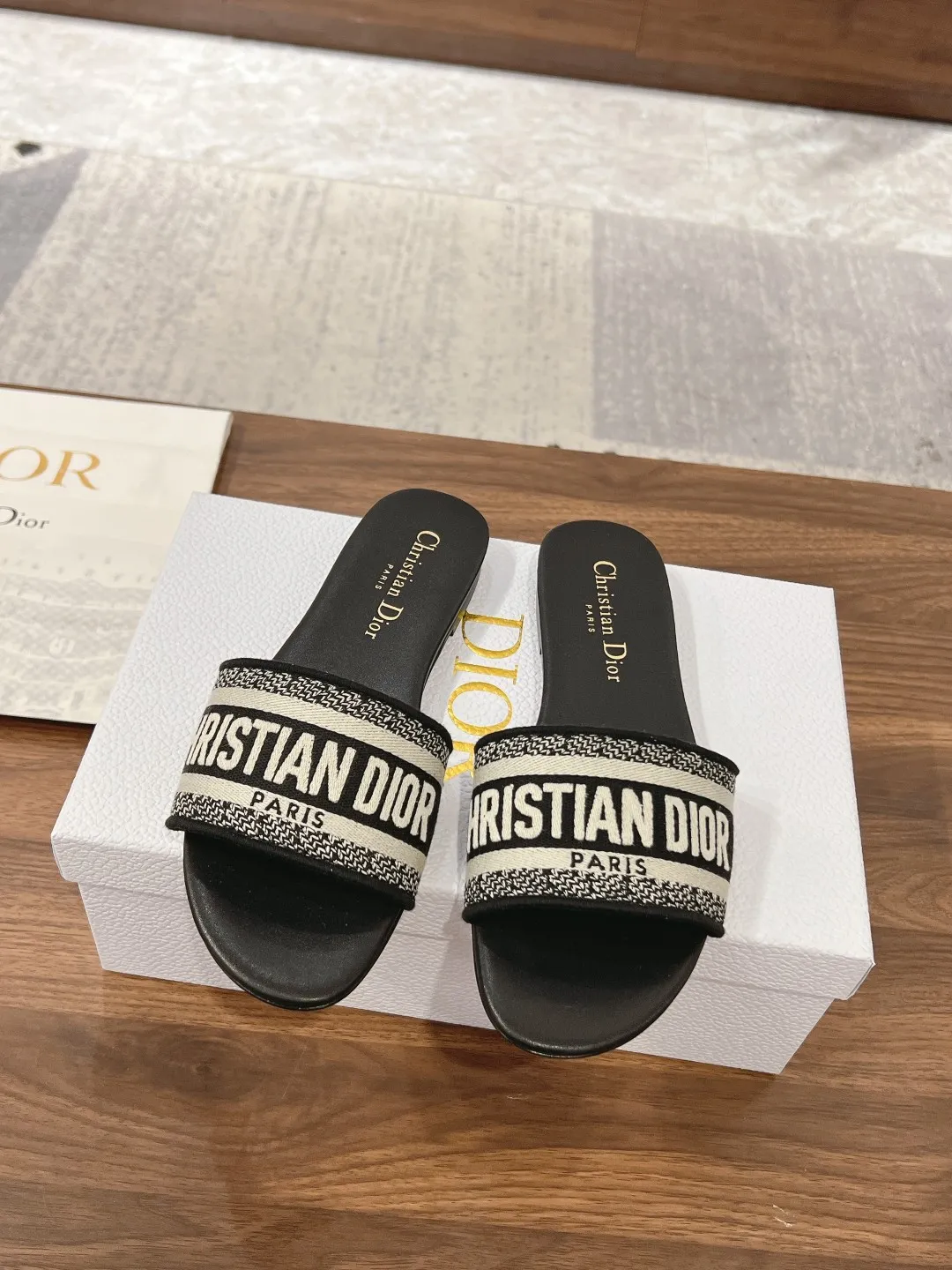 👟👟Ex-factory price 420👟👟 Dior • Dior 2024 DWAY spring and summer new one-word embroidered slippers •Top purchasing version CD letter logo three-dimensional embroidered cylindrical heel sandals Square toe thick heel jelly color open-toe slippers Upper: Original consistent high-temperature water-soluble cotton electro-embroidered technical silk fabric Lining: Water-dyed sheepskin lining Outsole: Italian genuine leather outsole Heel height: 1.5CM/4.5CM Code number: 34-43 (34.40.41.42.43 is customized and cannot be returned or exchanged)